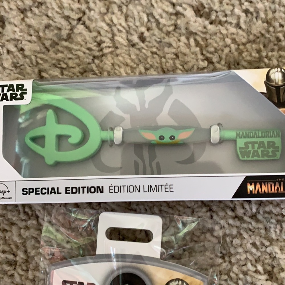 star wars baby yoda special edition key and pin - Picture 2 of 3